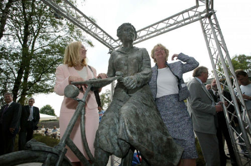 Juni 2002: het beeld wordt onthuld. Zoals op de foto te zien is, is het een groot beeld dat je niet een-twee-drie meeneemt.